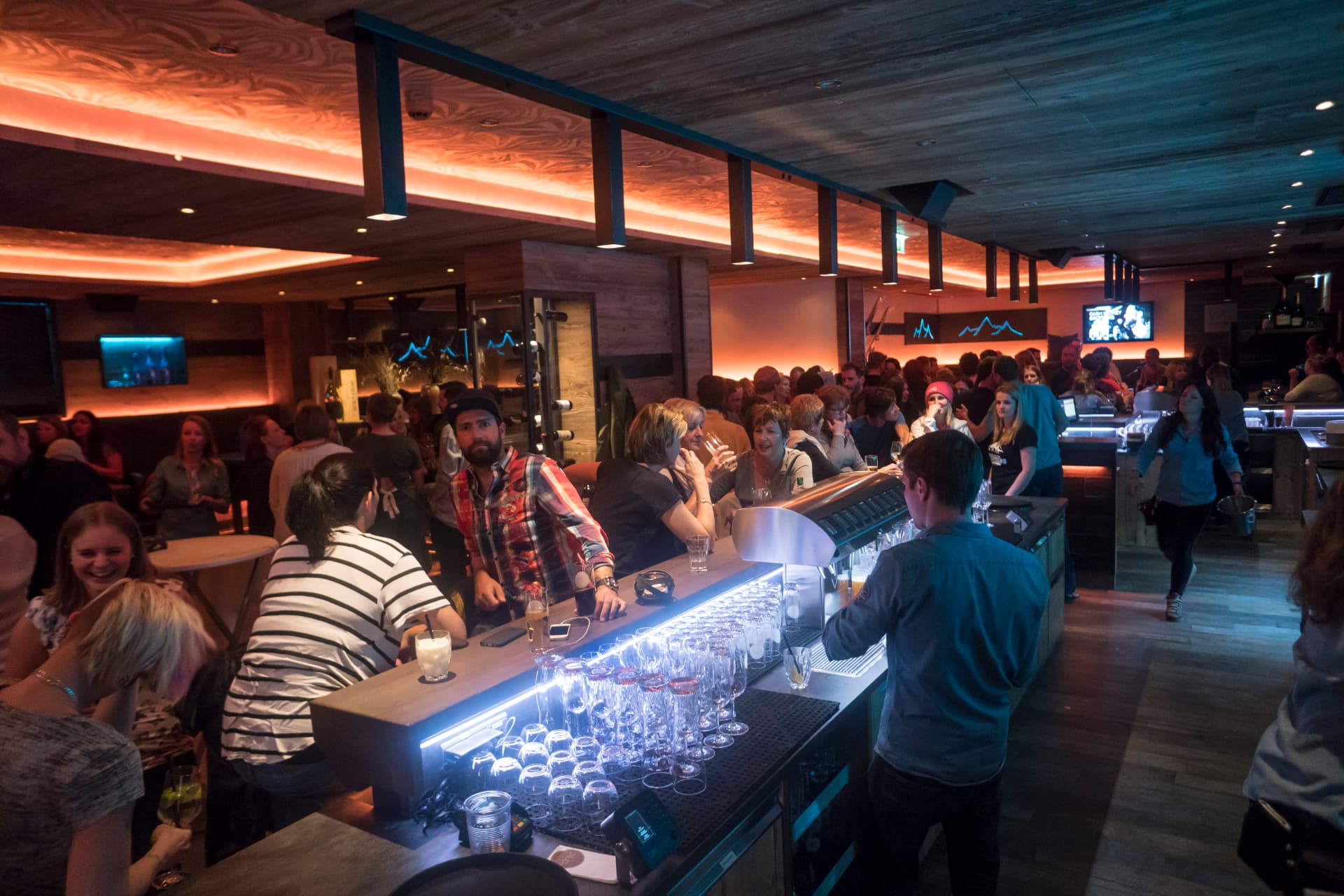 Volle Bar in der SCHIC Lifestyle & Bar in Kaltenbach