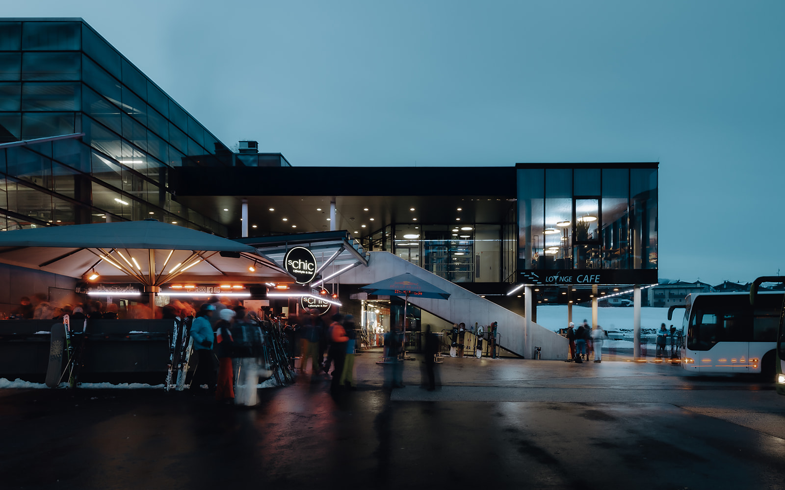 SCHIC Lifestyle & Bar an der Talstation Hochzillertal bei Nacht
